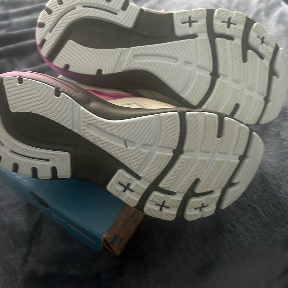 BROOKS Cream and Pink Athletic Shoes•NWOT - Picture 5 of 7